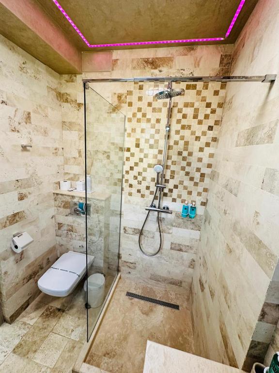 Duș modern din travertin
